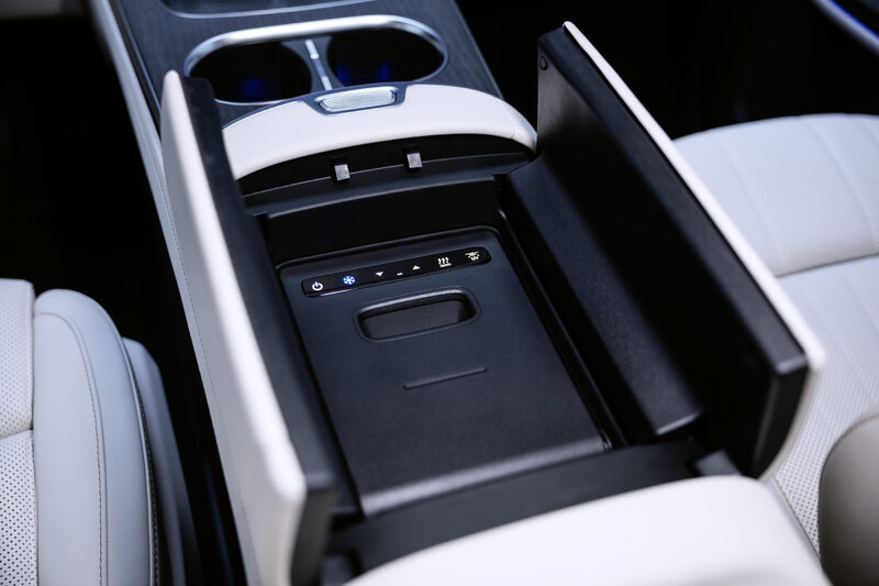 2027 Mercedes-Benz VLE MPV second-row center console with cooler box