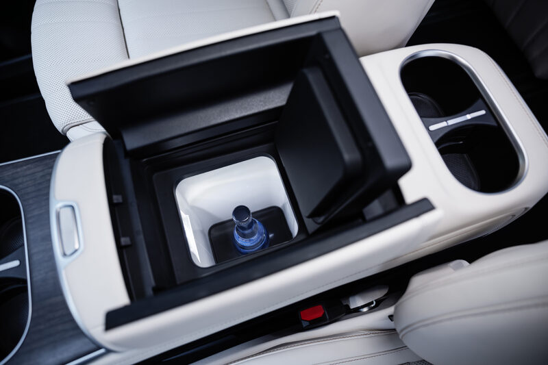 2027 Mercedes-Benz VLE MPV center console cooled storage compartment
