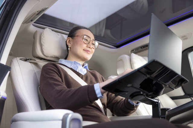 2027 Mercedes-Benz VLE MPV second-row tablet holder and panoramic glass roof