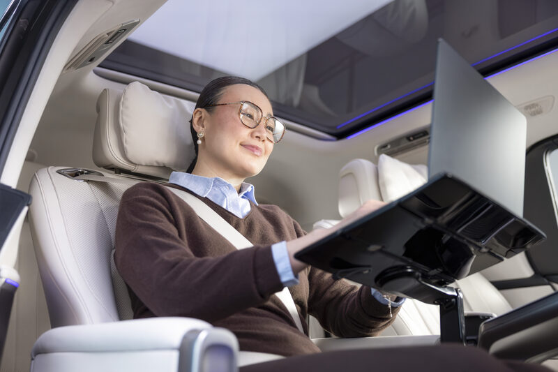 2027 Mercedes-Benz VLE MPV second-row tablet holder and panoramic glass roof