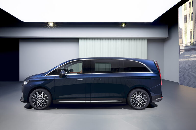 2027 Mercedes-Benz VLE MPV Side Profile in Dark Blue