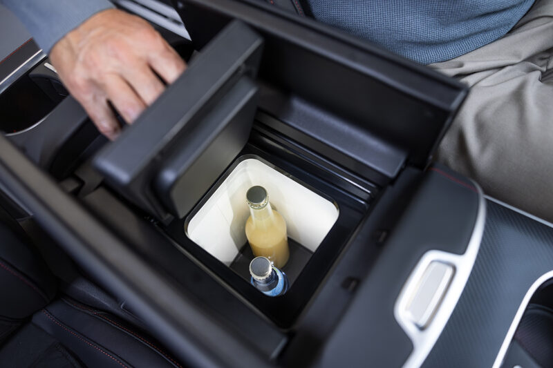 2027 Mercedes-Benz VLE MPV Center Console Cooler Box with Beverages