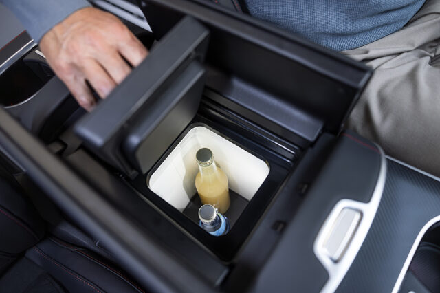 2027 Mercedes-Benz VLE MPV Center Console Cooler Box with Beverages