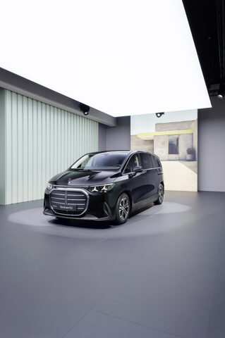 2027 Mercedes-Benz VLE MPV Front Three-Quarter View in Black