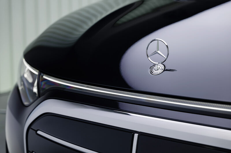 2027 Mercedes-Benz VLE MPV Hood Star Emblem and Grille Close-Up
