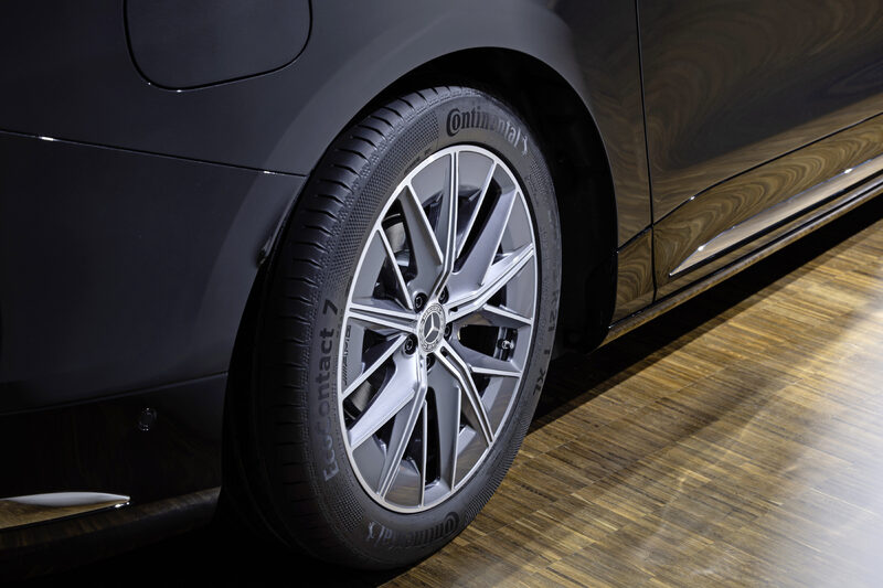 2027 Mercedes-Benz VLE MPV Alloy Wheel and Continental Tire Detail