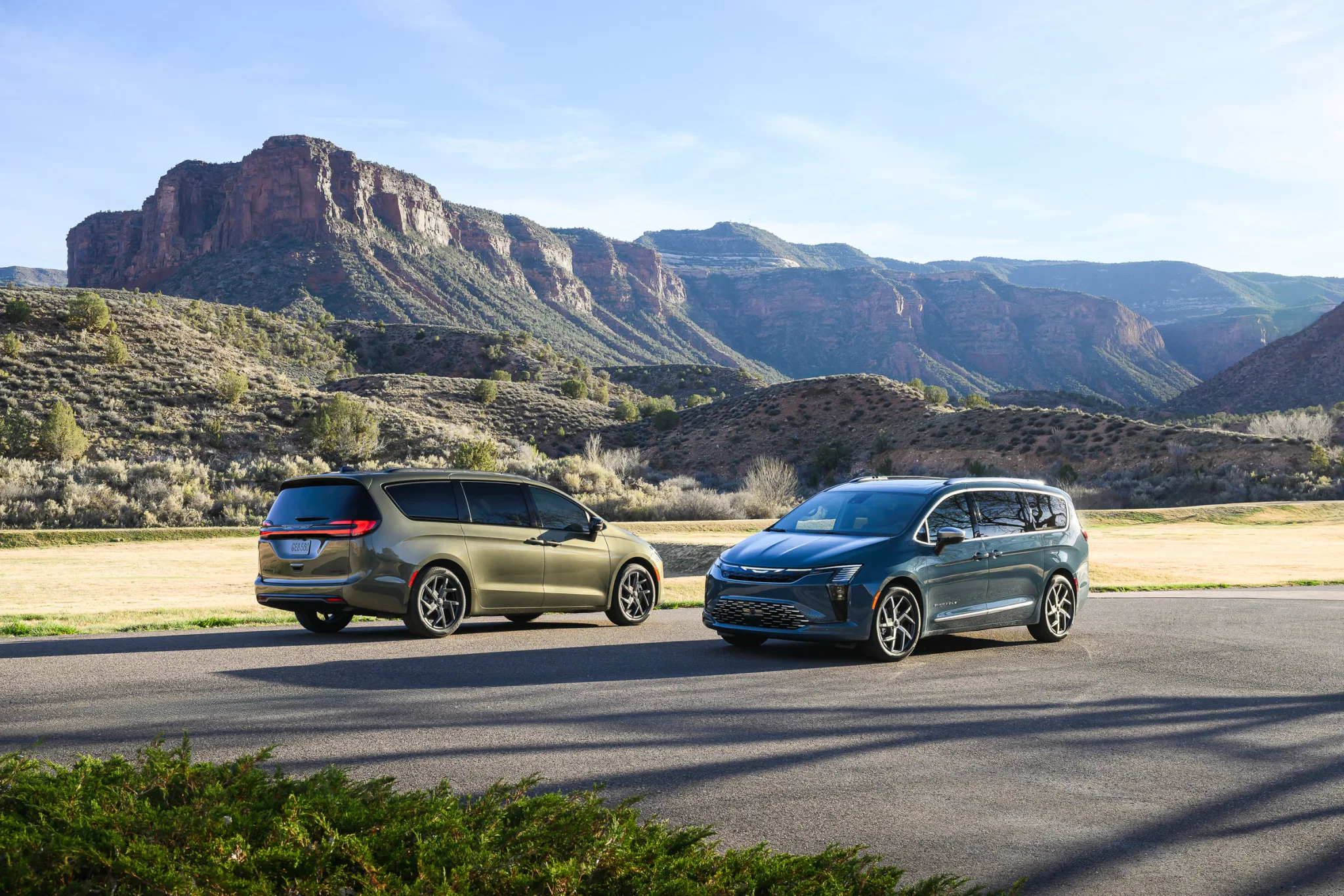 More information about "2027 Chrysler Pacifica Refresh Debuts New Front Fascia and Illuminated Wing Badge"