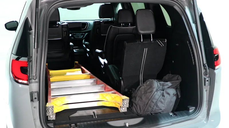 2027 Chrylser Pacifica-07.webp